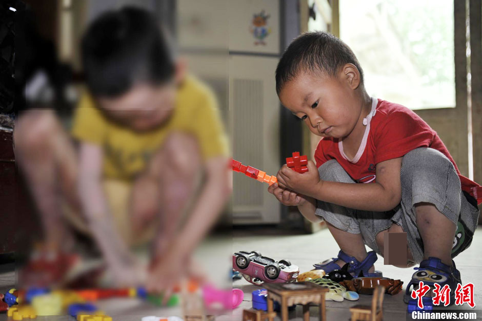 A neighbor's child (right) plays at Cao's home. He has got used to her looking gradually. (Photo/Chinanews)