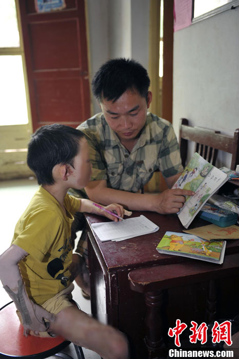 Cao's father teaches her at home. (Photo/Chinanews)