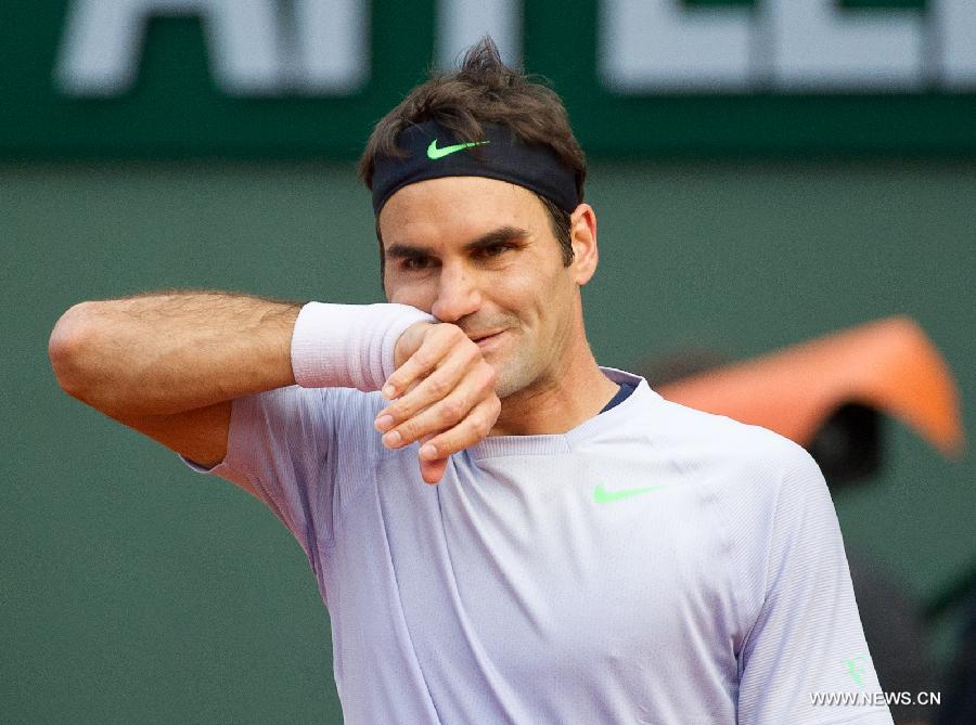 Roger Federer of Switzerland reacts during his men's singles fourth round match against Gilles Simon of France on day 8 of the 2013 French Open tennis tournament at Roland Garros in Paris, France, on June 2, 2013. Roger Federer won 3-2 to enter the quarter-finals. (Xinhua/Bai Xue)