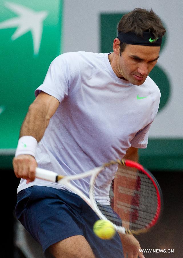 Roger Federer of Switzerland returns the ball during his men's singles fourth round match against Gilles Simon of France on day 8 of the 2013 French Open tennis tournament at Roland Garros in Paris, France, on June 2, 2013. Roger Federer won 3-2 to enter the quarter-finals. (Xinhua/Bai Xue)