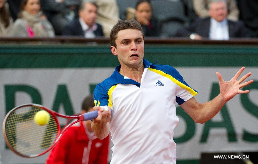 Gilles Simon of France hits a return during his men's singles fourth round match against Roger Federer of Switzerland on day 8 of the 2013 French Open tennis tournament at Roland Garros in Paris, France, on June 2, 2013. Gilles Simon lost 2-3. (Xinhua/Bai Xue)