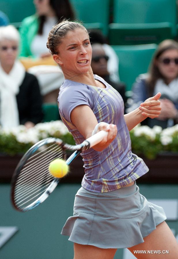 Sara Errani of Italy hits a return during her women's singles fourth round match against Carla Suarez Navarro of Spain on day 8 of the 2013 French Open tennis tournament at Roland Garros in Paris, France, on June 2, 2013. Sara Errani won 2-1 to enter the quarter-finals. (Xinhua/Bai Xue)