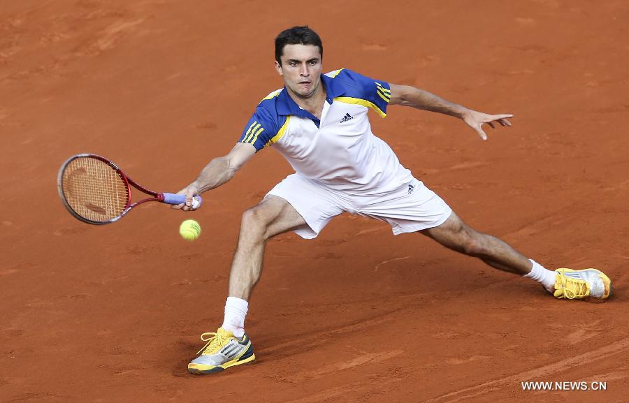 Gilles Simon of France hits a return during his men's singles fourth round match against Roger Federer of Switzerland on day 8 of the 2013 French Open tennis tournament at Roland Garros in Paris, France, on June 2, 2013. Gilles Simon lost 2-3. (Xinhua/Tang Shi)