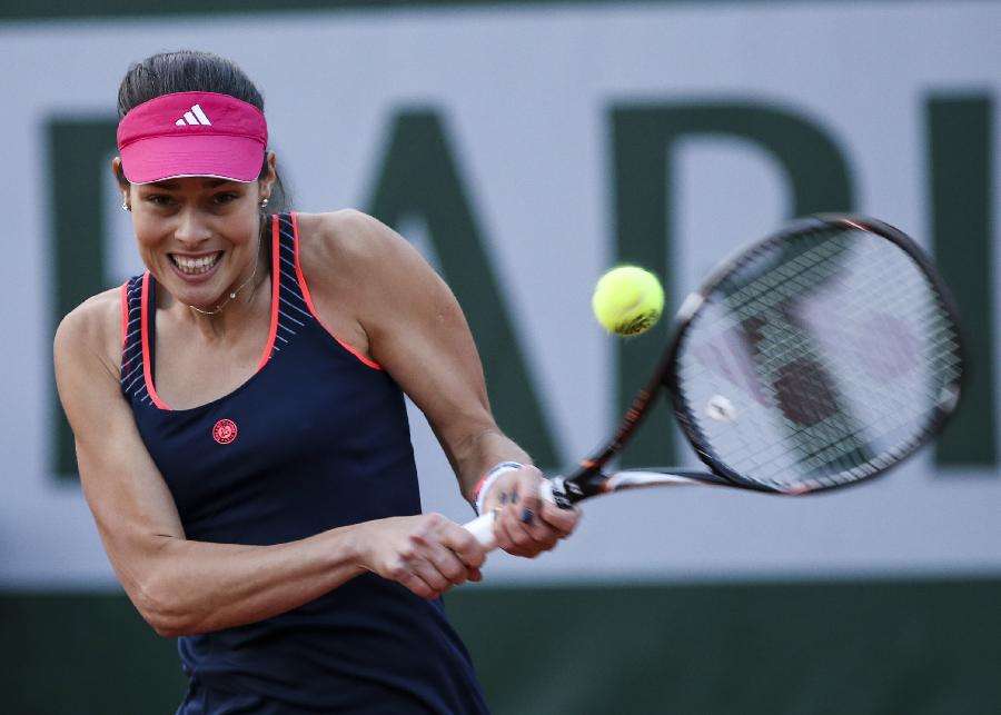 Ana Ivanovic of Serbia hits a return during her women's singles fourth round match against Agnieszka Radwanska of Poland on day 8 of the 2013 French Open tennis tournament at Roland Garros in Paris, France, on June 2, 2013. Ana Ivanovic lost 0-2. (Xinhua/Tang Shi)