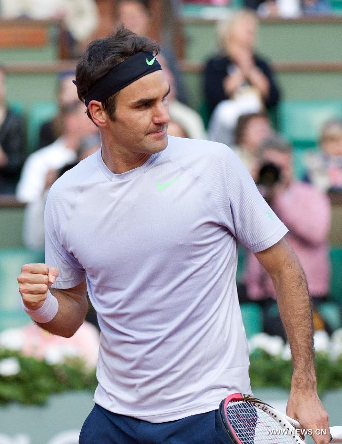 Roger Federer of Switzerland celebrates for score during his men's singles fourth round match against Gilles Simon of France on day 8 of the 2013 French Open tennis tournament at Roland Garros in Paris, France, on June 2, 2013. Roger Federer won 3-2 to enter the quarter-finals. (Xinhua/Bai Xue)