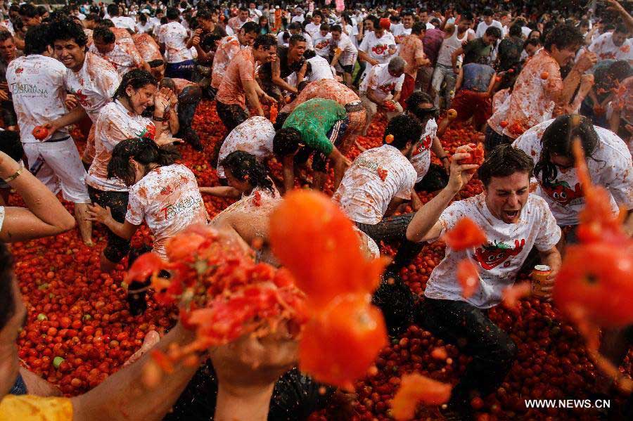 Revellers take part in the annual tomato fight called "Tomatina", in Sutamarchan municipality, Bocoya department, Colombia, on June 2, 2013. (Xinhua/Jhon Paz) 