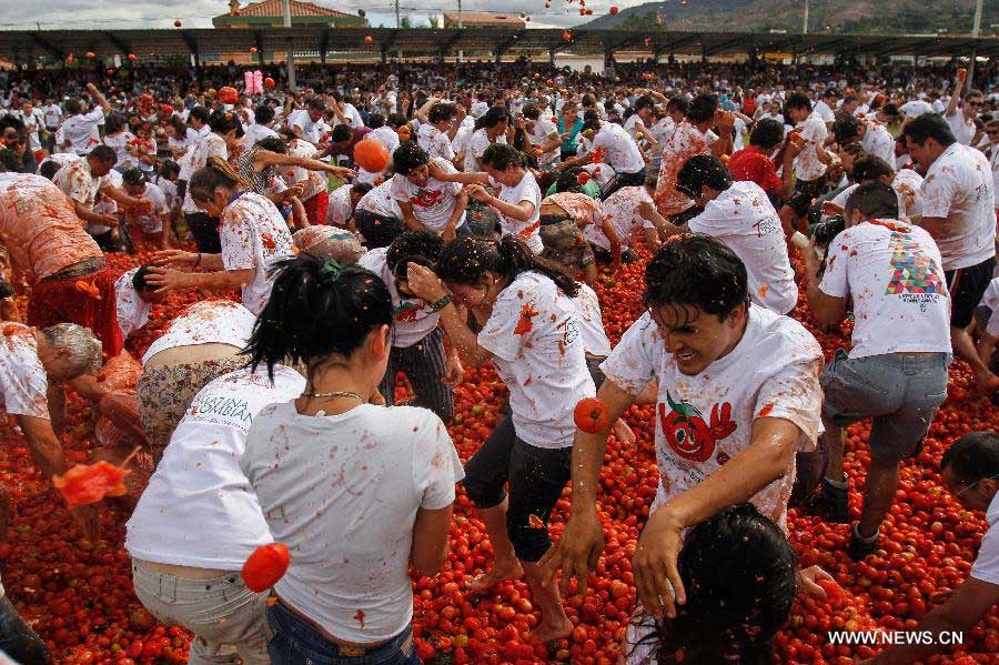 Revellers take part in the annual tomato fight called "Tomatina", in Sutamarchan municipality, Bocoya department, Colombia, on June 2, 2013. (Xinhua/Jhon Paz) 
