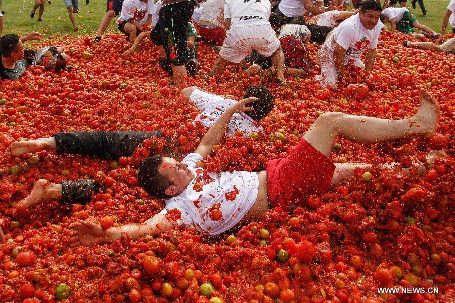 Revellers take part in the annual tomato fight called "Tomatina", in Sutamarchan municipality, Bocoya department, Colombia, on June 2, 2013. (Xinhua/Jhon Paz) 