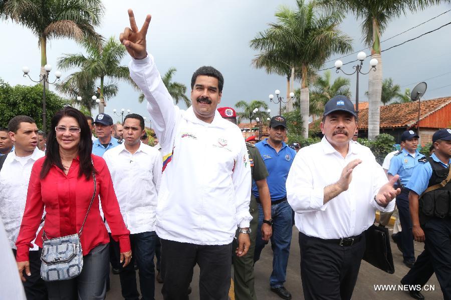 Image provided by Venezuela's Presidency shows Venezuelan President Nicolas Maduro(C) and his Nicaraguan counterpart Daniel Ortega(R in front) greeting citizens as they walk to Revolucion de Nicaragua square in Managua, capital of Nicaragua, on June 2, 2013. (Xinhua/Venezuela's Presidency) 