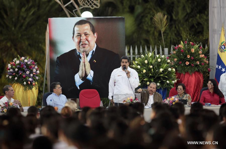 Image provided by Venezuela's Presidency shows Venezuelan President Nicolas Maduro(C) delivering a speech in front of young people and local media representatives in Managua, capital of Nicaragua, on June 2, 2013. (Xinhua/Venezuela's Presidency) 