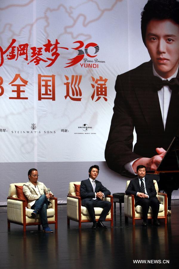 Chinese pianist Li Yundi (C) attends a press conference in Beijing, capital of China, June 3, 2013. Li on Monday announced here to hold piano recitals in 30 cities in China from mid-August to early November. (Xinhua/Wang Yongzhuo)