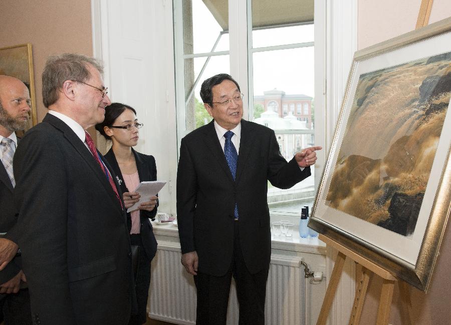 Yu Zhengsheng(R, front), chairman of the National Committee of the Chinese People's Political Consultative Conference, presents a painting themed in China's Hukou Waterfall on the Yellow River to Swedish Parliament Speaker Per Westerberg (L, front) before they hold talks in Stockholm, Sweden, June 3, 2013. (Xinhua/Li Xueren)