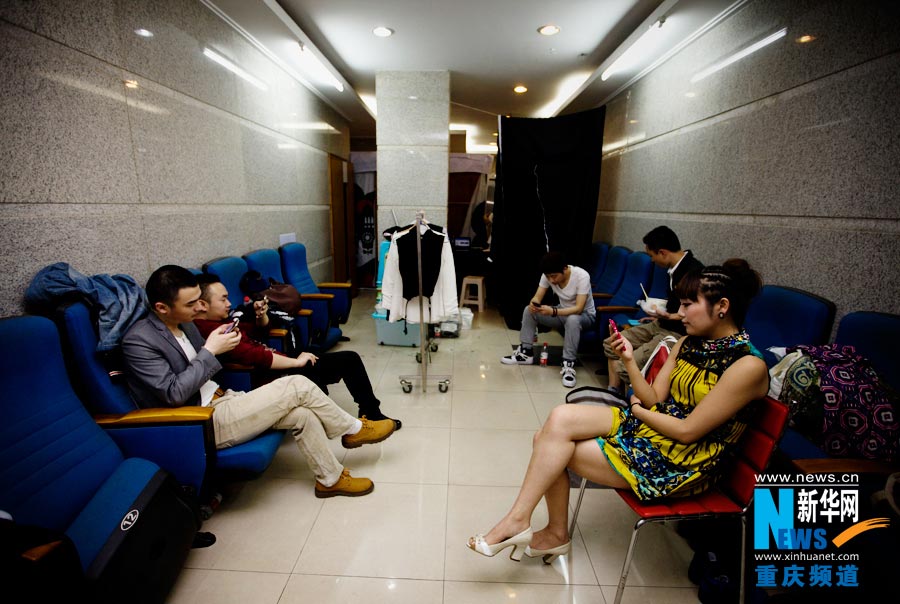 Actors and stage mangers take rest backstage. (Photo/Xinhua)