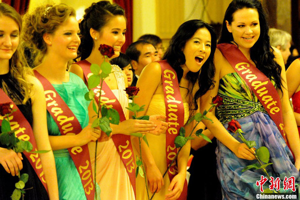 Czech middle school students celebrate graduation.(Photo/Xinhua)