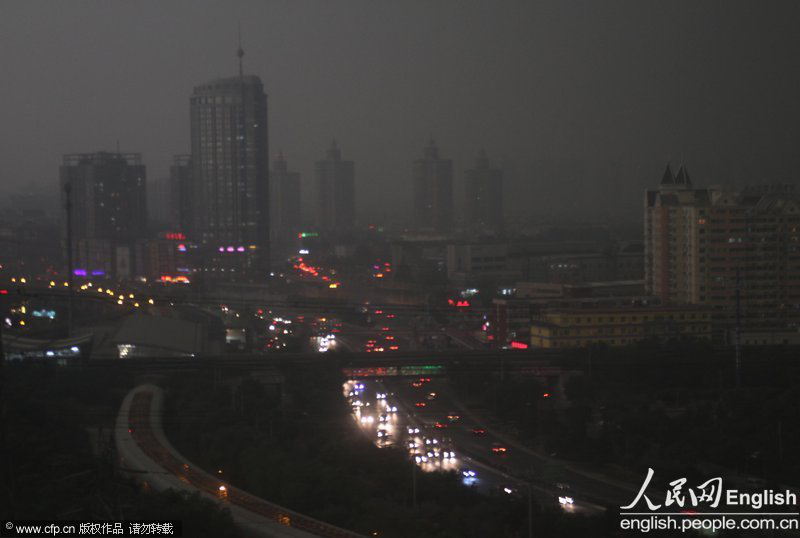 The sky turned dark.Beijing's meteorological station released two alarms Tuesday on a heavy rain in Beijing's suburbs, including Yanqing, Huairou and Changping.(Photo/ CFP)