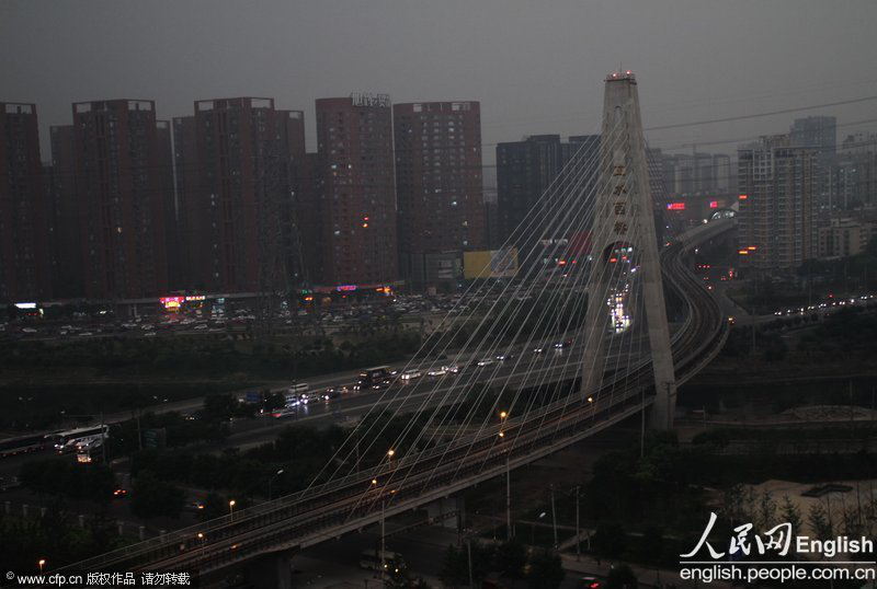 The sky turned dark.Beijing's meteorological station released two alarms Tuesday on a heavy rain in Beijing's suburbs, including Yanqing, Huairou and Changping.(Photo/ CFP)