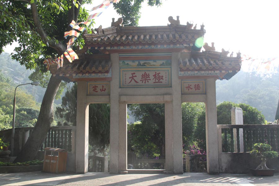 Located in Wanshi Mountain in Xiamen, Xiamen Botanical Garden is commonly known as the Wanshi Botanical Garden. Now the botanical garden grows more than 5,300 species of tropic and subtropical ornamental plants, and consists of 29 special plant gardens, each having its own unique characteristics. It is a tourist attraction with a long-lasting reputation in Fujian Province. (China.org.cn)