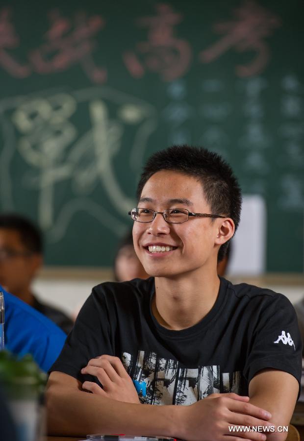 A student smiles as attending the last lesson at the Yucai Middle School in Chongqing, southwest China, June 4, 2013. Three days later, the high school graduates will take part in the national college entrance exam, which is set for June 7 and 8. (Xinhua/Chen Cheng)