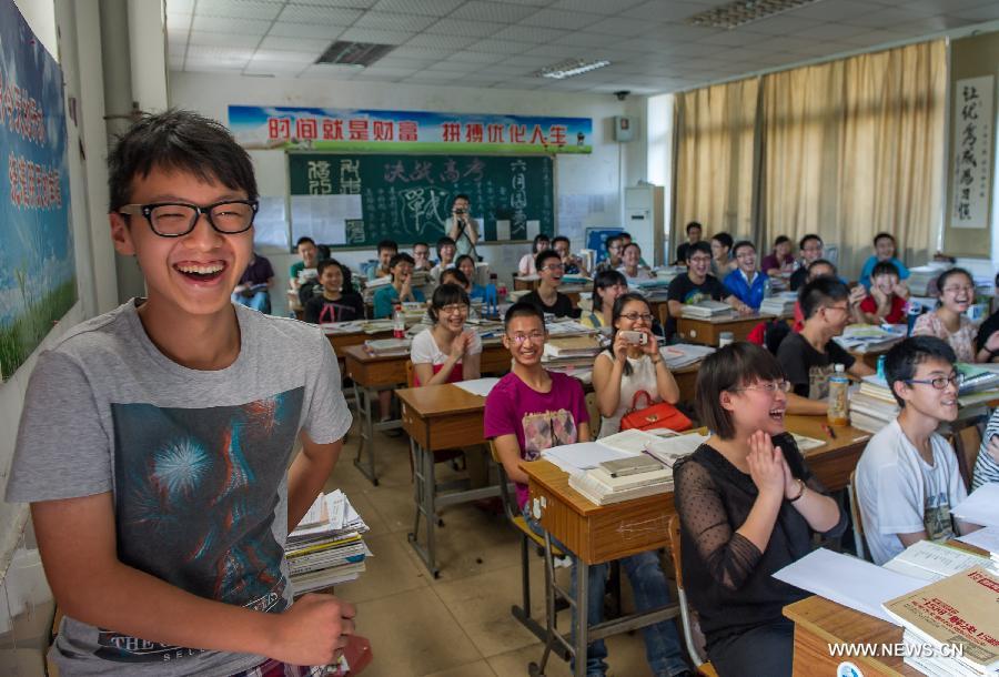 Students attend their last lesson at the Yucai Middle School in Chongqing, southwest China, June 4, 2013. Three days later, the high school graduates will take part in the national college entrance exam, which is set for June 7 and 8. (Xinhua/Chen Cheng) 