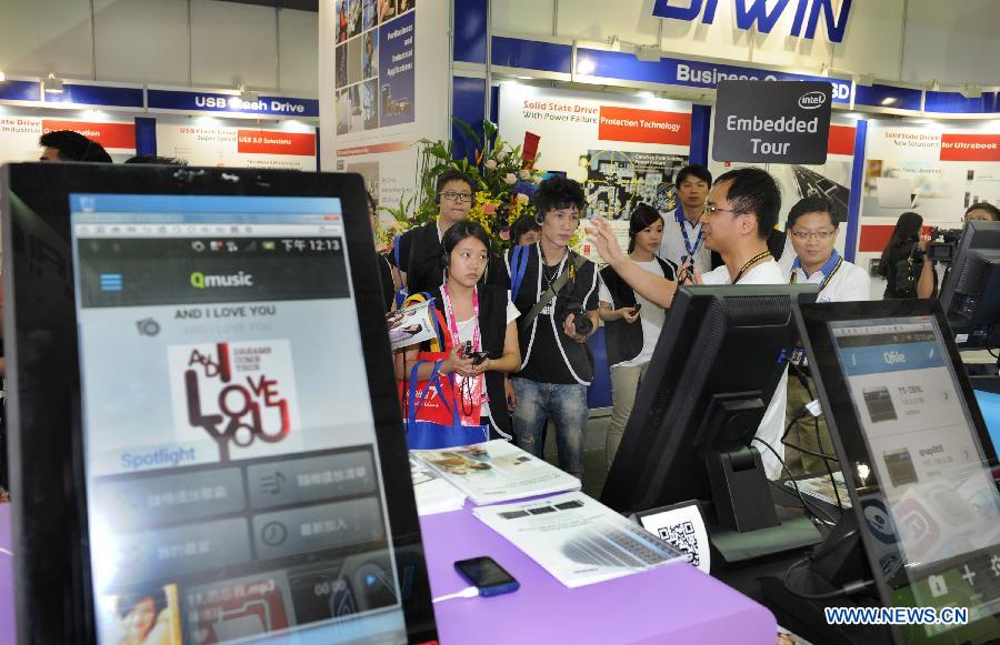 An exhibitor introduces his products to visitors at Computex Taipei 2013 exhibition, in Taipei, southeast China's Taiwan, June 4, 2013. The five-day exhibition opened here on Tuesday. (Xinhua/Tao Ming)
