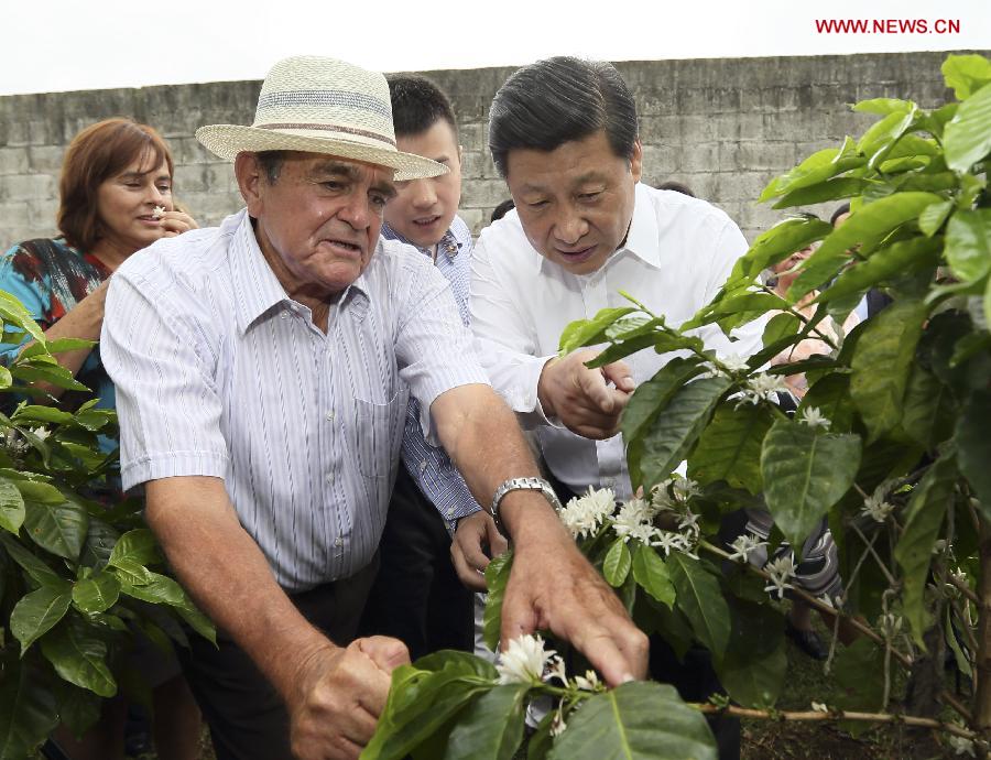 Chinese President Xi Jinping (R) learns about coffee planting while visiting a local farmer's family in Costa Rica, June 3, 2013. (Xinhua/Lan Hongguang) 