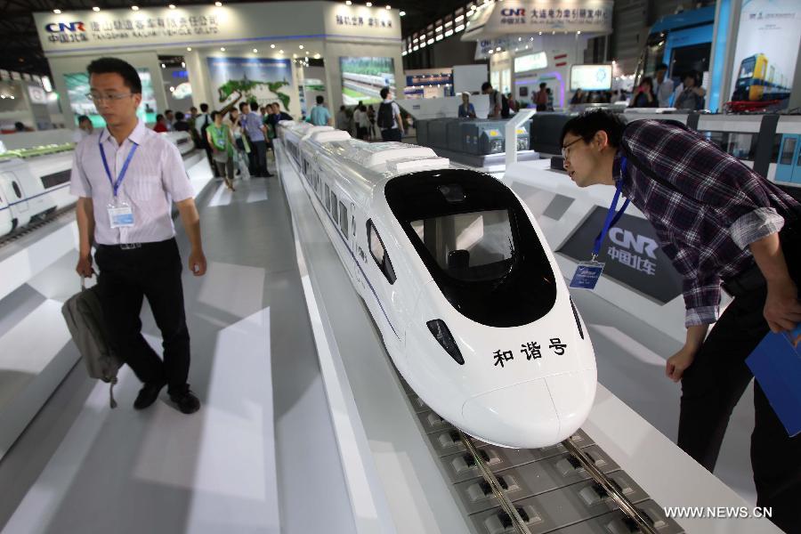 A man looks at an inter-city train model at the 8th Rail and Metro China exhibition held in Shanghai, east China, June 4, 2013. The exhibition, opened here on Tuesday, has attracted over 180 exhibitors from 12 countries and regions. (Xinhua/Liu Changlong)