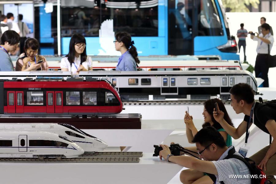 Visitors take photos for high-speed locomotives at the 8th Rail and Metro China exhibition held in Shanghai, east China, June 4, 2013. The exhibition, opened here on Tuesday, has attracted over 180 exhibitors from 12 countries and regions. (Xinhua/Liu Changlong) 