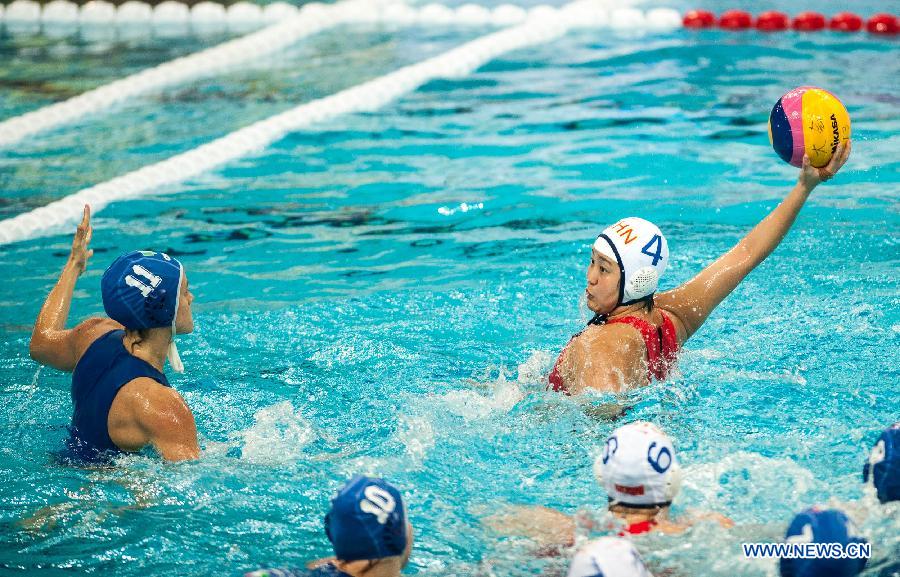 Sun Yujun (R, Above) of China competes during the quarterfinal against Italy at the 2013 FINA Women's Water Polo World League Super Final in Beijing, capital of China, June 4, 2013. China won 11-8. (Xinhua/Zhang Yu)