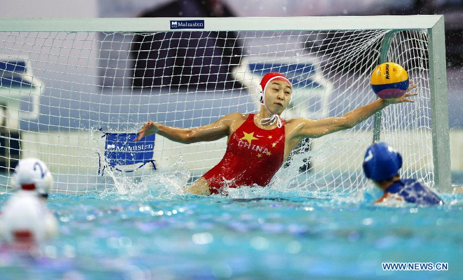 Yang Jun (2nd R) of China saves during the quarterfinal against Italy at the 2013 FINA Women's Water Polo World League Super Final in Beijing, capital of China, June 4, 2013. China won 11-8. (Xinhua/Bai Xuefei)