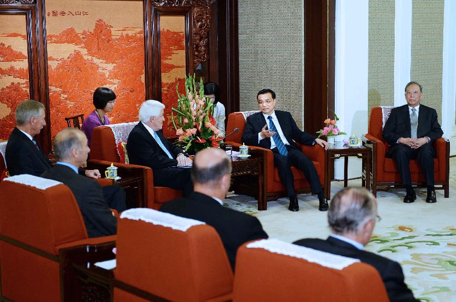 Chinese Premier Li Keqiang (2nd R) attends a seminar with a delegation of U.S. business leaders and former senior officials, in Beijing, capital of China, June 4, 2013. (Xinhua/Li Tao)
