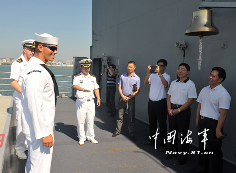 China, U.S. naval ships open to public in Zhanjiang on June 1, and more than 400 representatives of local residents boarded the two warships for visit.(chinanil.com.cn/Tang Zhuoxiong)