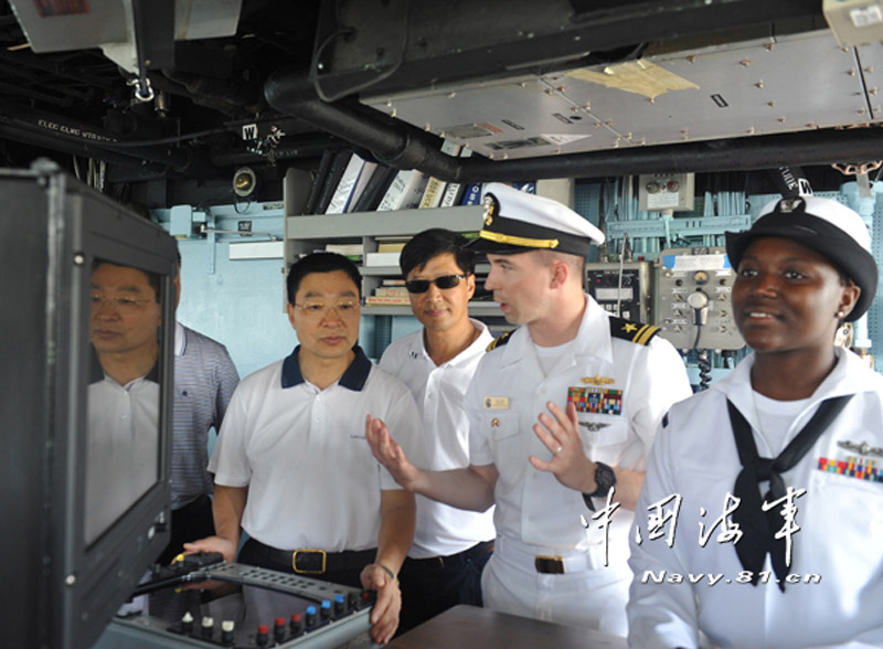 China, U.S. naval ships open to public in Zhanjiang on June 1, and more than 400 representatives of local residents boarded the two warships for visit.(chinanil.com.cn/Tang Zhuoxiong)