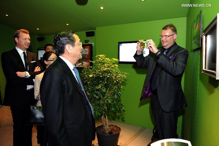 Yu Zhengsheng (L, front), chairman of the National Committee of the Chinese People's Political Consultative Conference, visits Ericsson company, in Stockholm, Sweden, June 4, 2013. (Xinhua/Liu Jiansheng)