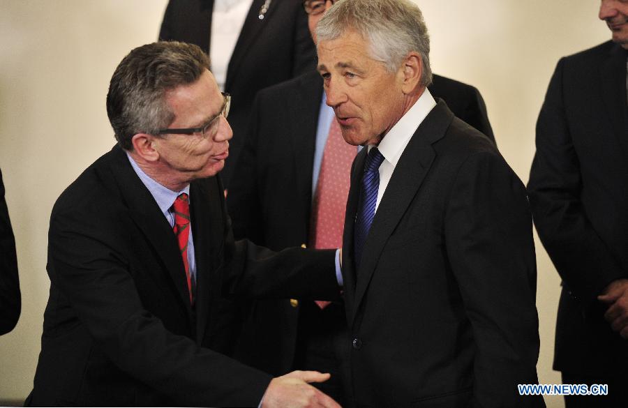 German Defense Minister Thomas de Maiziere (L) greets with United States Secretary of Defense Chuck Hagel during a photo session of a NATO Defense Minister Meeting at its headquarters in Brussels, capital of Belgium, June 4, 2013. NATO defense ministers convened on Tuesday to examine cyber security as a collective defense issue amid mounting concerns over the threat posed by cyber attacks. (Xinhua/Ye Pingfan) 