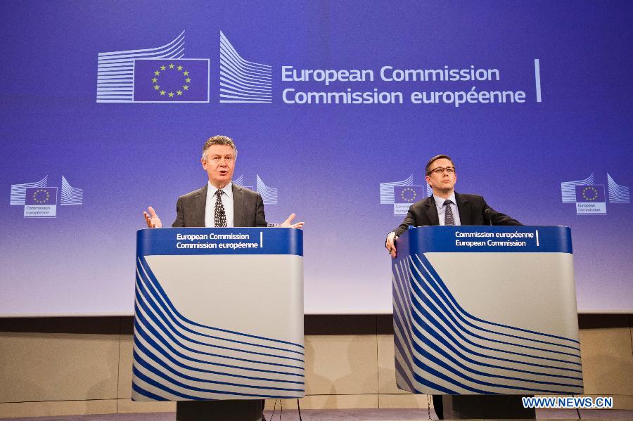 The European Union trade commissioner Karel De Gucht (L) speaks during a press conference in Brussels, capital of Belgium, on June 4, 2013. EU has decided to impose provisional anti-dumping duties on imports of solar panels, cells and wafers from China. (Xinhua/Yan Ting)