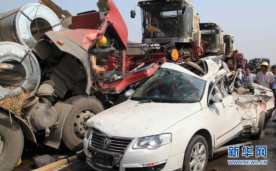 Nine people were killed on Tuesday in 16 pileups on a fogbound expressway in central China's Henan Province.(Photo/Xinhua)