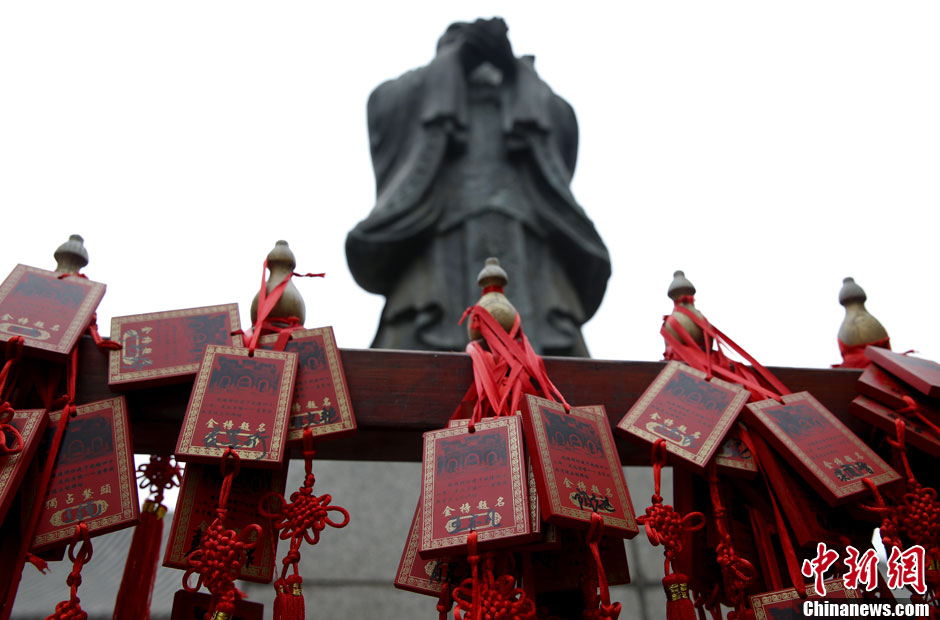 Every year before Gaokao, loads of students accompanied by their parents come and pray at Confucian temple. (CNS/Liu Guanguan)