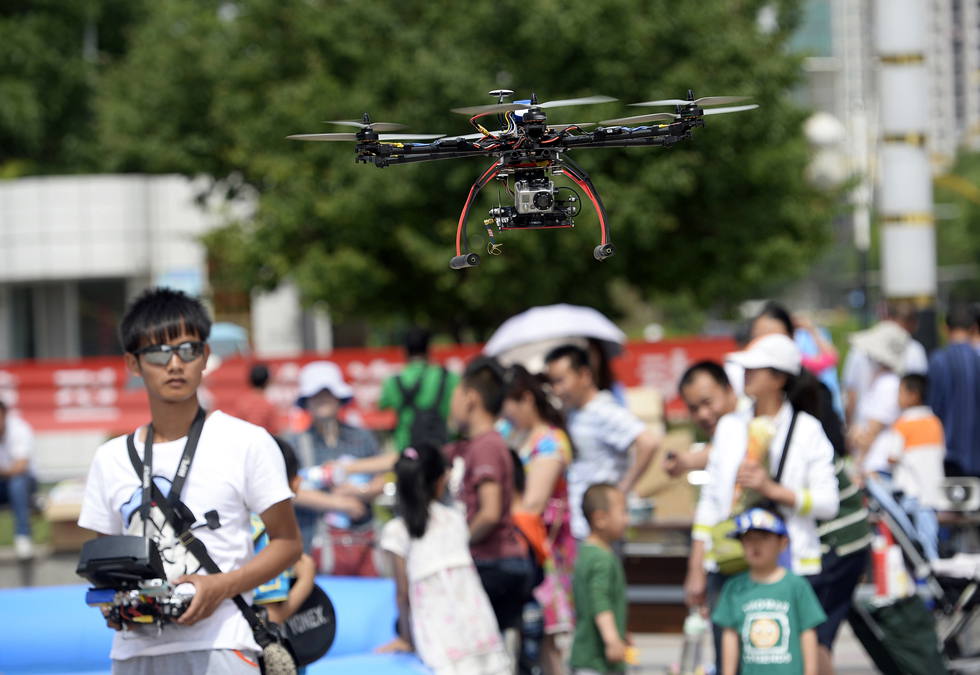 A staff member operates a model aircraft on Guangming square where a scientific models showcase is held in Yinchuan, northwest China’s Ningxia on  May 25, 2013. (Xinhua Photo/ Wangpeng)