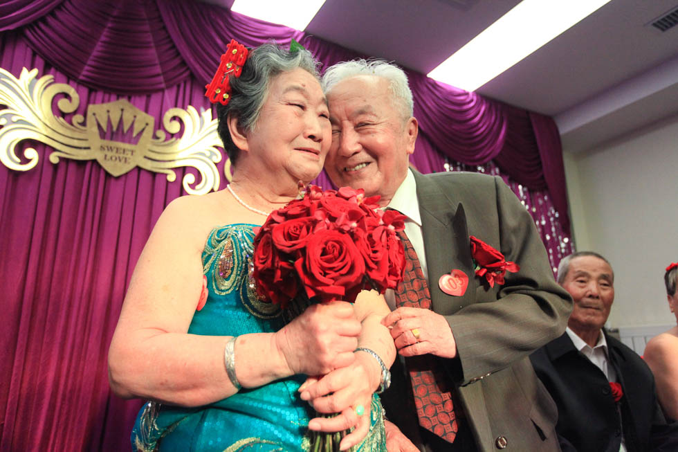 Zhang Zhihan and his wife Lin Shuming, put up wedding dress again at the age of 81, May 28, Tianjin. (Xinhua/Li Xiang)