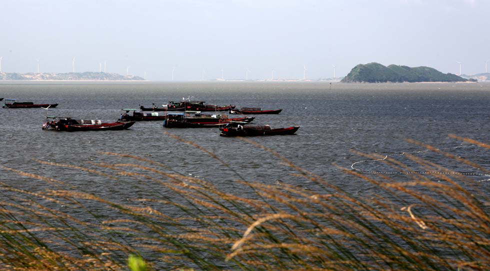 Heavy rainfalls make the area of the Poyang Lake exceed 3,000 square kilometers. Photo is taken on May 27, 2013. (XInhua/ Fu Jianbin)