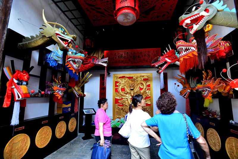 Tourists visit Dragon Boat Museum at the Mount Phoenix scenic area in Zigui county, Hubei province, June 2, 2013. (Xinhua)