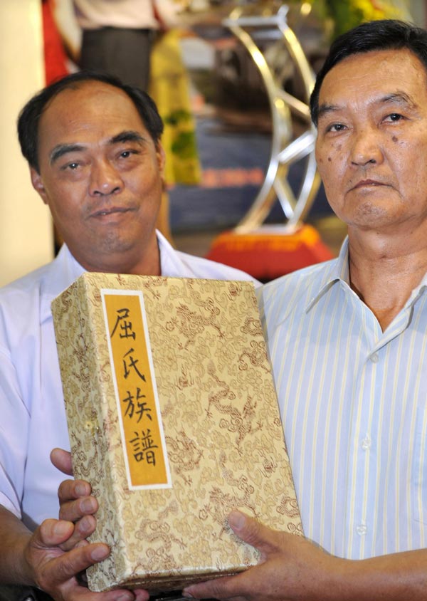 The Genealogy of the Qu Family was donated to the Qu village in Zhanghua city of Taiwan, by Hubei province, June 2, 2013. (Xinhua)