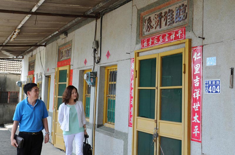 Two tourists visit Qu village. The four big characters "Lin Huai Yan Pai" can be seen at the lintels of the doors at every old house, which reminds the descendants from the Qu family not to forget their ancestors. (Xinhua)