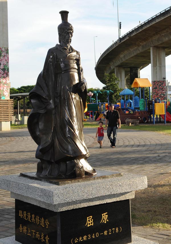 The bronze statue of Qu Yuan sits in a park in Zhanghua city, Southeast China's Taiwan. The statue was a gift from Zigui county in Hubei province in 2012. (Xinhua)