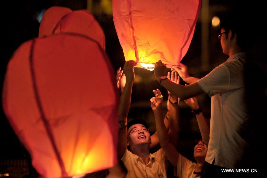 High school graduates fly sky lanterns, wishing for good luck in the coming national college entrance exams in Maotanchang Township of Lu'an City, east China's Anhui Province, June 4, 2013. High school graduates will take part in the national college entrance exams set for June 7-8. (Xinhua/Guo Chen)