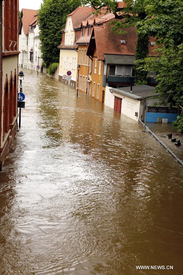 Photo taken on June 4, 2013 shows a flooded street with submerged residential buildings in Halle, eastern Germany. The water level of Saale River across Halle City is expected to rise up to its historical record of 7.8 meters in 400 years, due to persistent heavy rains in south and east Germany. (Xinhua/Pan Xu)  