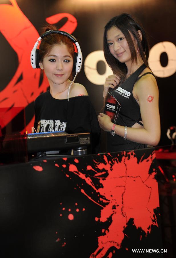 Employees pose at their pavilion at Computex Taipei 2013 exhibition, in Taipei, southeast China's Taiwan, June 4, 2013. The five-day exhibition opened here on Tuesday. (Xinhua/Tao Ming)