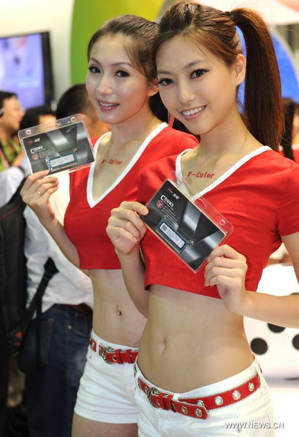 Employees show V-Color DRAM products at Computex Taipei 2013 exhibition, in Taipei, southeast China's Taiwan, June 4, 2013. The five-day exhibition opened here on Tuesday. (Xinhua/Tao Ming) 