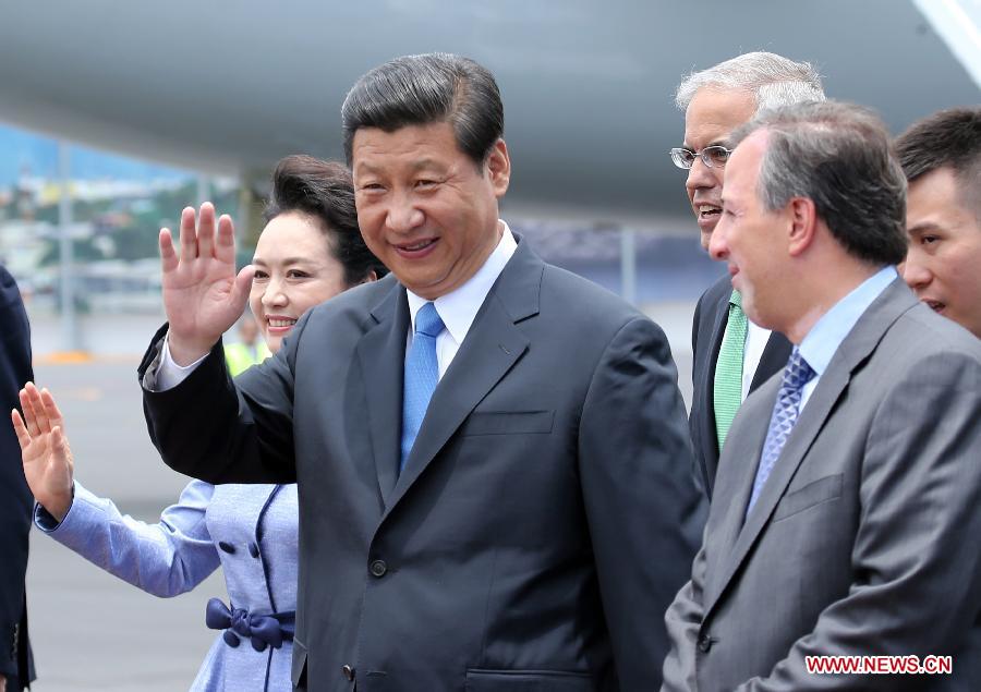 Chinese President Xi Jinping (C) arrives in Mexico City June 4, 2013 for a three-day state visit to Mexico. (Xinhua/Yao Dawei)