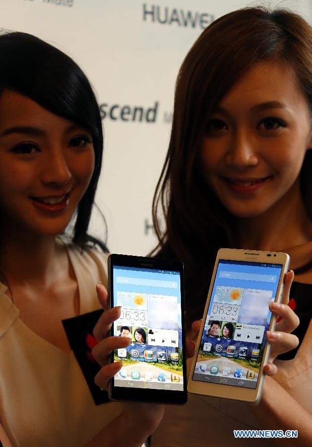 Models present Ascend Mate, new smart phone of Huawei, in Hong Kong, south China, June 5, 2013. Huawei launched its flagship smart phone Ascend Mate in Hong Kong on June 5. (Xinhua/Li Peng) 